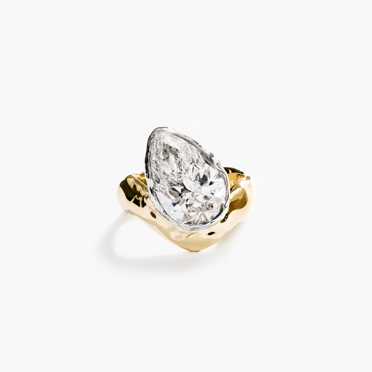 VERVE PEAR DIAMOND RING BOLD PLATINUM