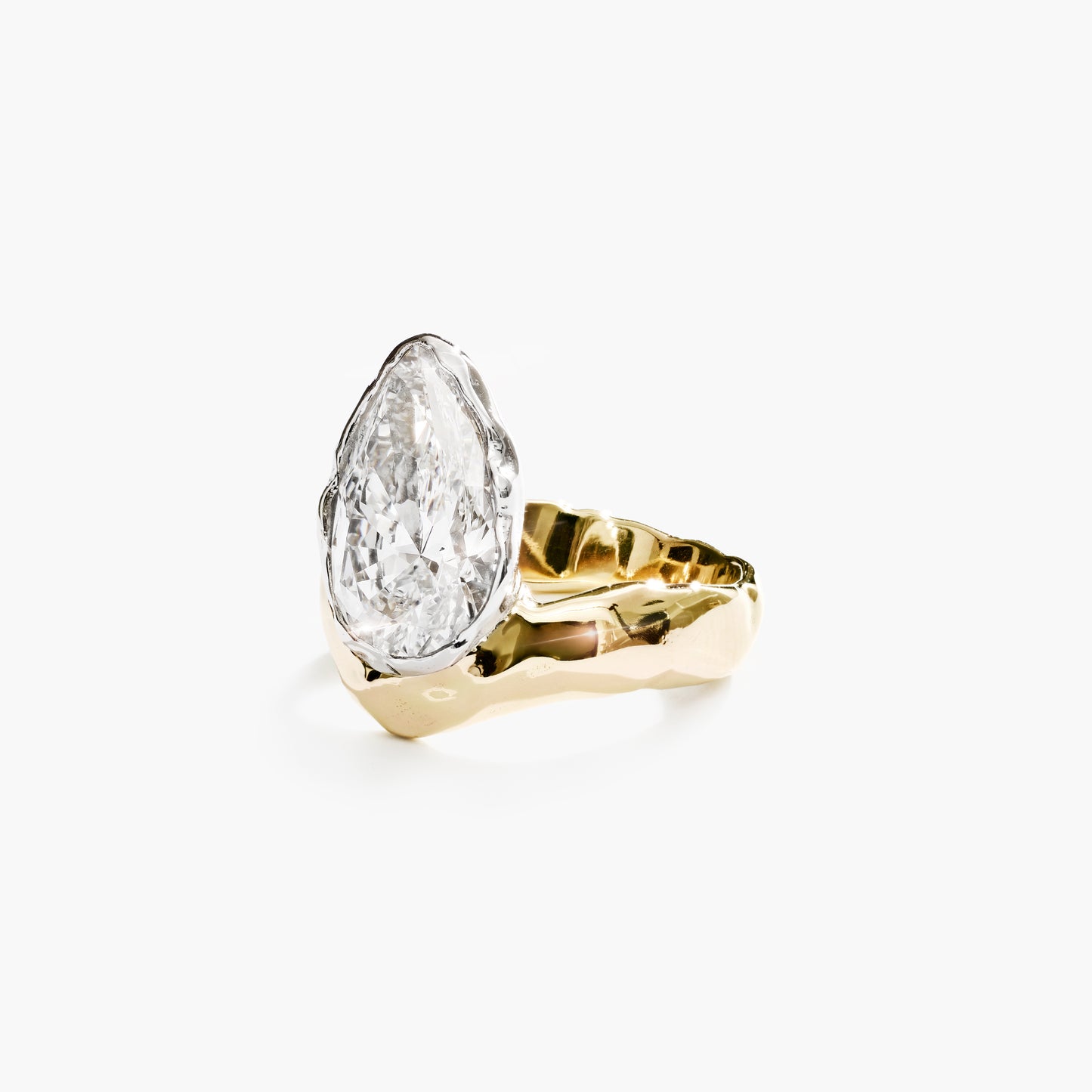 VERVE PEAR DIAMOND RING BOLD PLATINUM