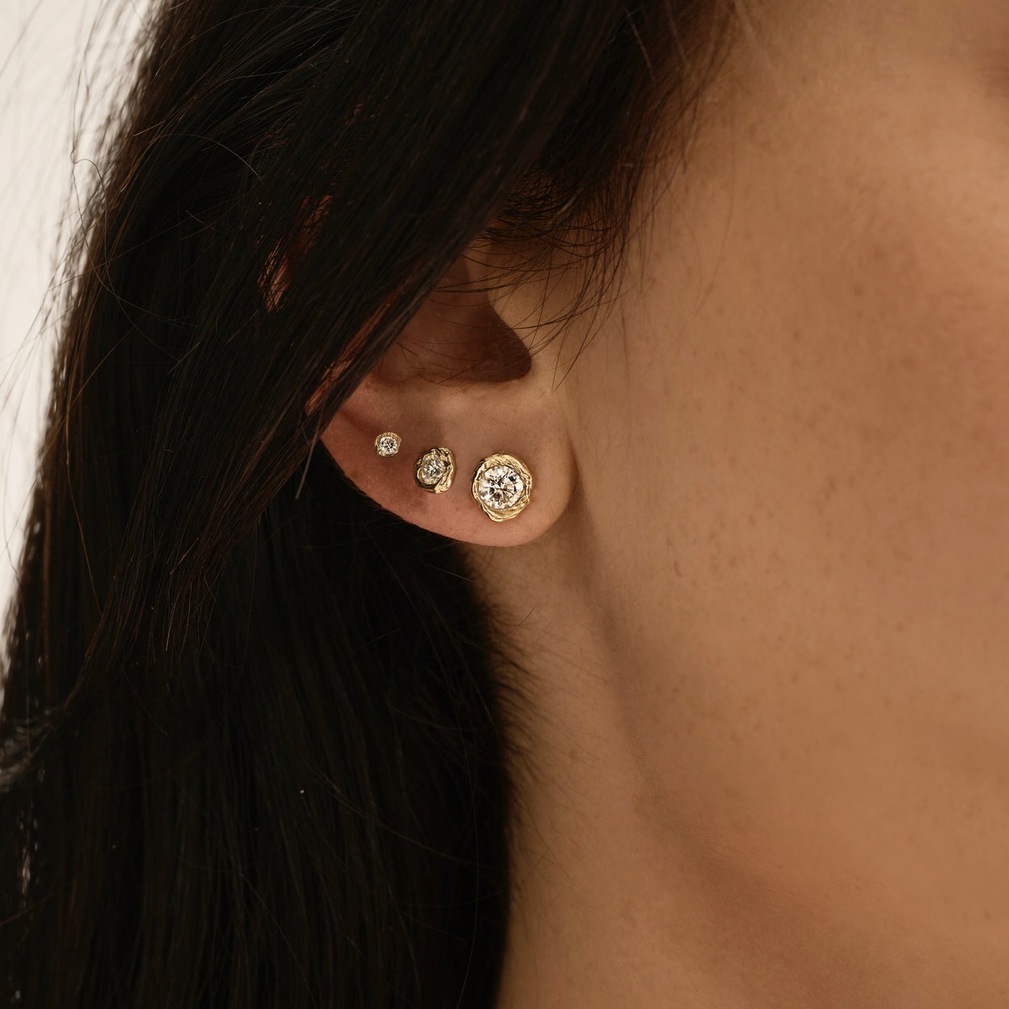 ALFA DIAMOND EAR STUDS MEDIUM